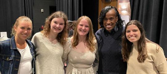 Jackie Joyner-Kersee posing for a group photo with students